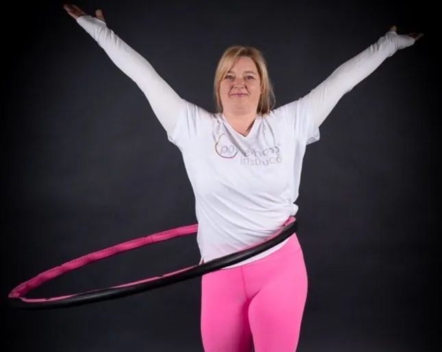 Christel Held mit Hula-Hoop-Reifen