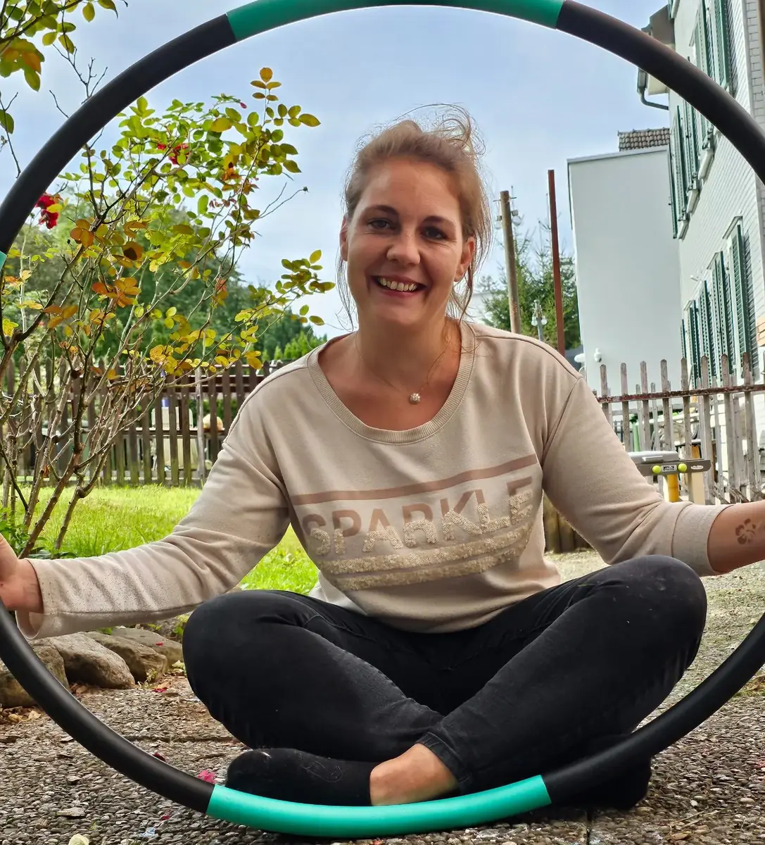 Maika mit ihrem Hula-Hoop-Reifen
